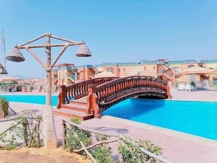 شالية غرفتين و رسيبشن و حمامين قرية بولمار بعد بورتو السخنه طريق الزعفرانه *